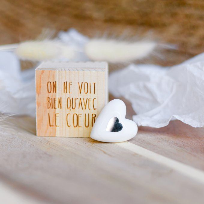 MINI BOITE EN BOIS AVEC COEUR EN PORCELAINE " ON NE VOIT BIEN QU'AVEC LE COEUR "