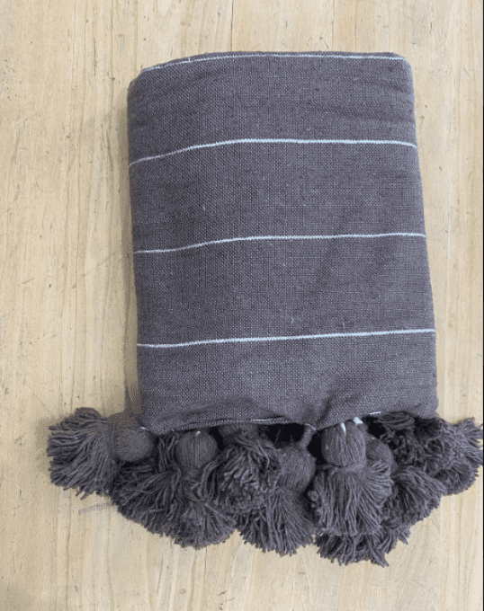 PLAID POMPONS TISSÉ TAUPE FONCÉ ET LUREX ARGENT