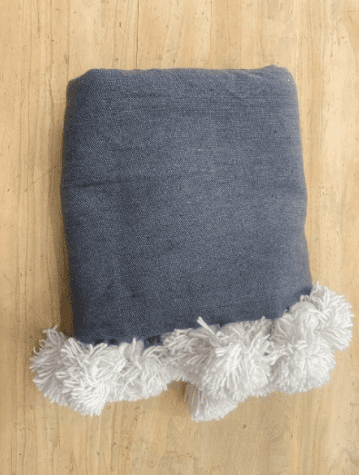 PLAID POMPONS GRIS ANTHRACITE ET POMPONS BLANC