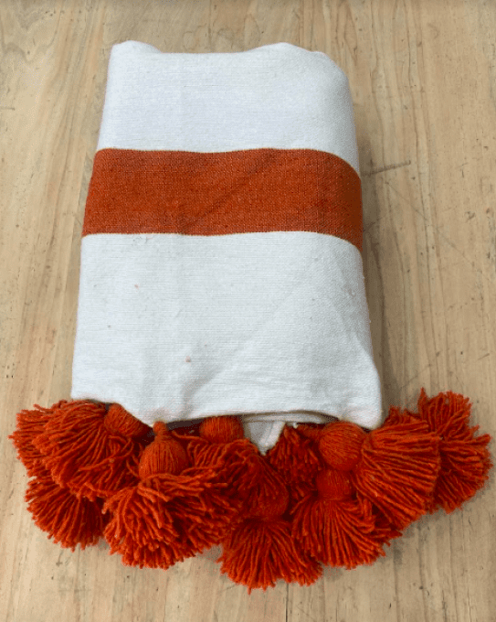 PLAID POMPONS BLANC ET TERRACOTTA