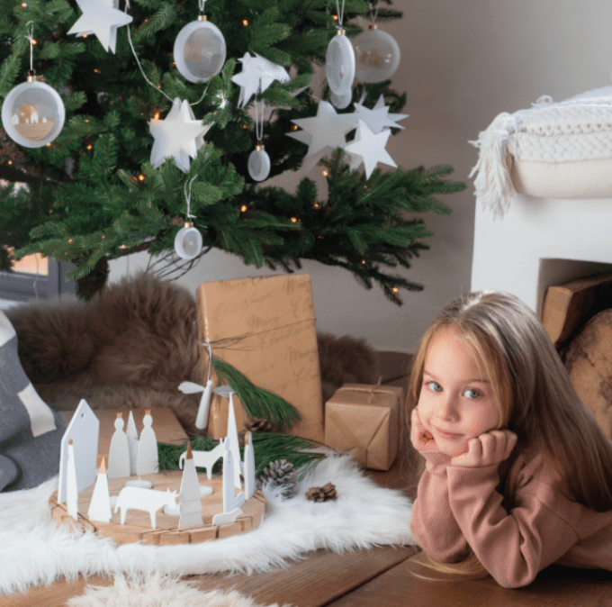 CRECHE DE NOEL RONDE ET FIGURINES PHOTOPHORE EN PROCELAINE ET BOIS