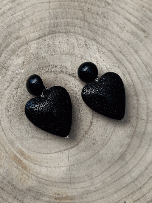 BO coeurs cuir de galuchat noires clip  - Francine Bramli