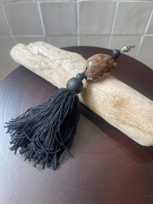 PORTE-CLÉS POMPOM COQUILLAGE BALI - NOIR