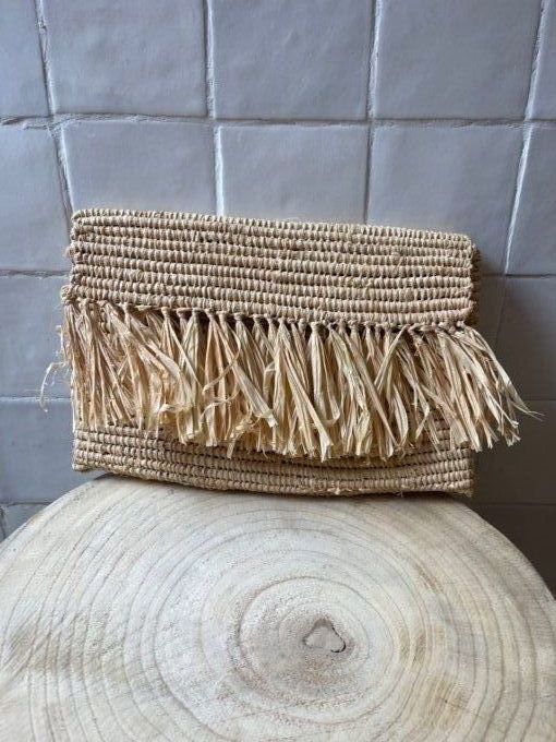 POCHETTE EN RAPHIA TRÉSSÉ À FRANGES